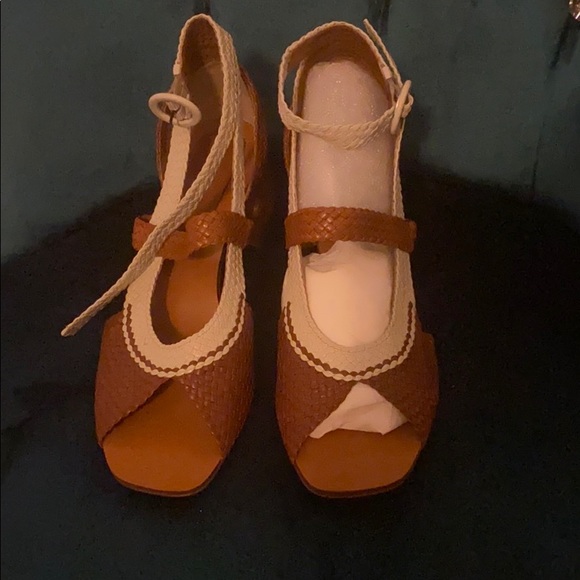 Gorgeous woven sandals by Stuart Weitzman. - Picture 4 of 5